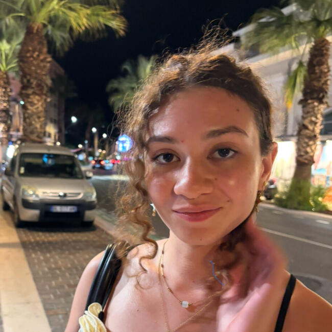 Babysitter in Nantes: Maya