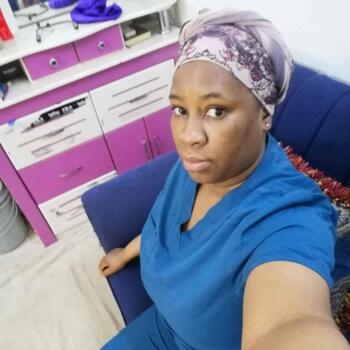 جليسة أطفال الرياض: Mintah Anastasia