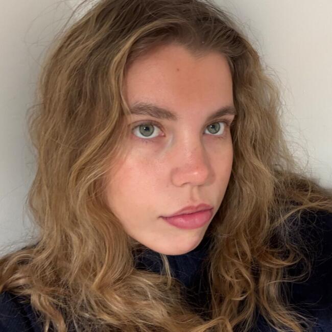 Babysitter in Paris: Alexa