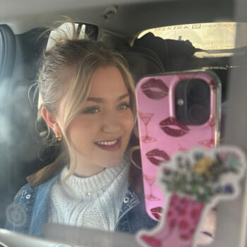 Baby-sitter in Selkirk: Hayley