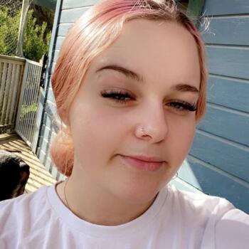 Babysitter in Napier City: Eve