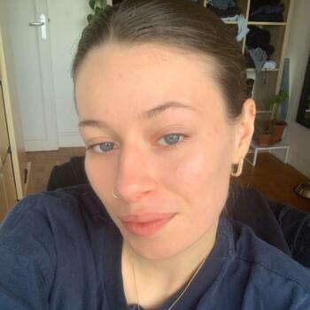 Babysitter in Paris: Nora