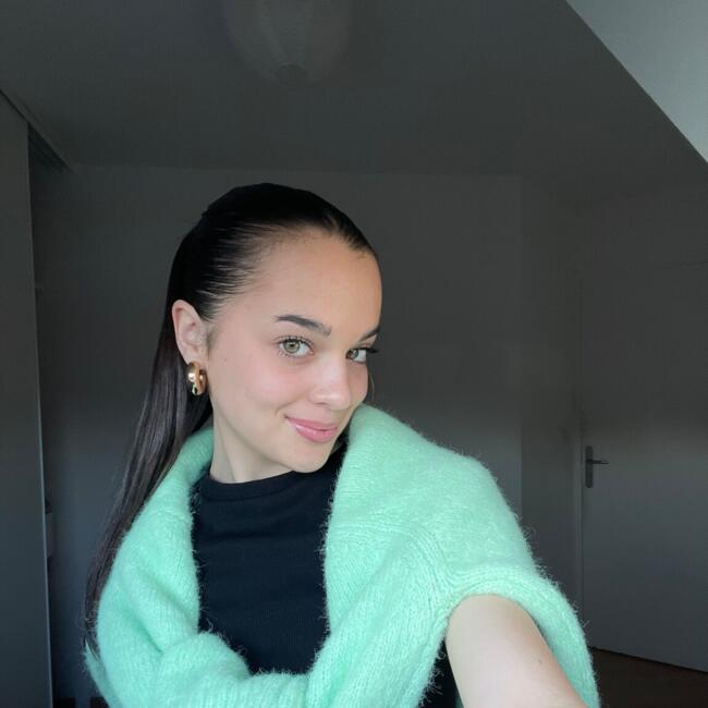 Babysitter in Ploumagoar: Julia