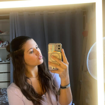 Babysitter in Le Mesnil-le-Roi: Chloe