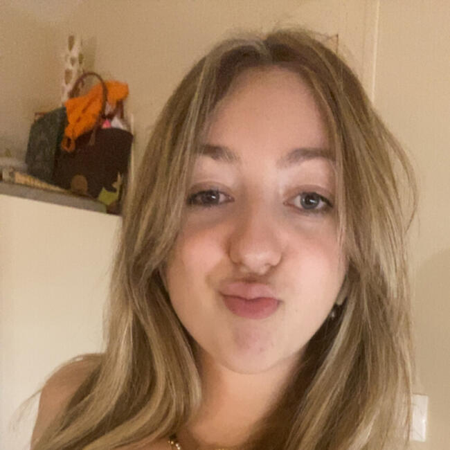 Babysitter in Gennes (Bourgogne-Franche-Comté): Clara