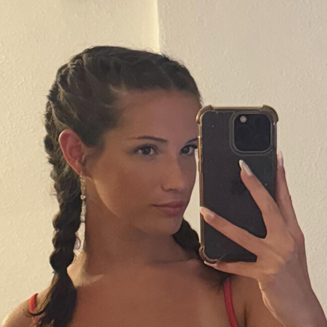 Babysitter in Newport: Lexi