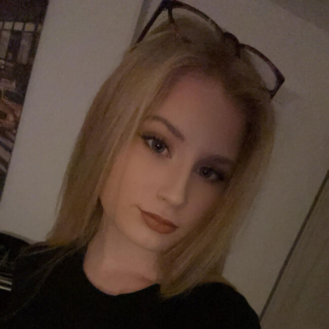 Babysitter in Monthieux: Emma