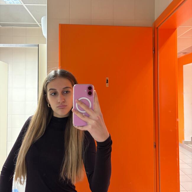 Varuška v Horjul: Larisa