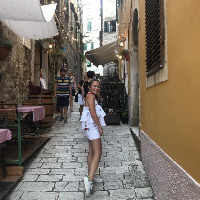 Barnevakt i Namur: Elisa Destre