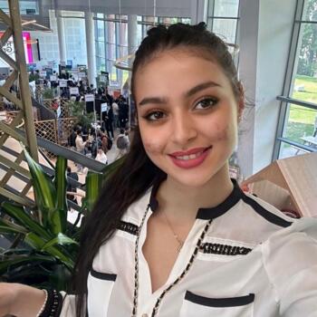 Babysitter in Paris: Abeer