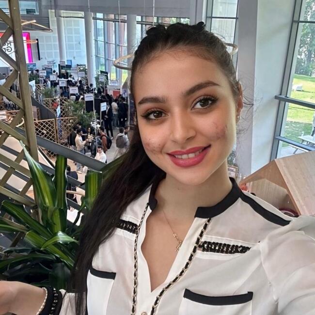 Babysitter in Paris: Abeer