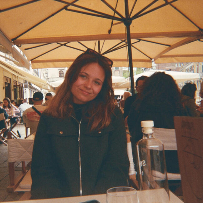Babysitter i Paris: Tina