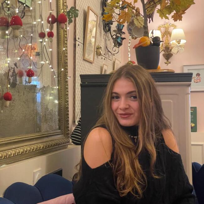 Baby-sitter à Versailles: Ellora
