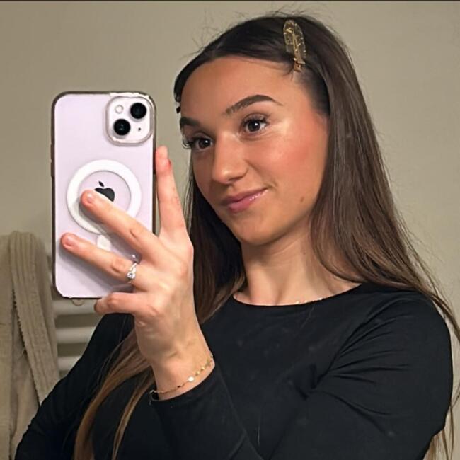 Babysitter in Auxerre: Coralie