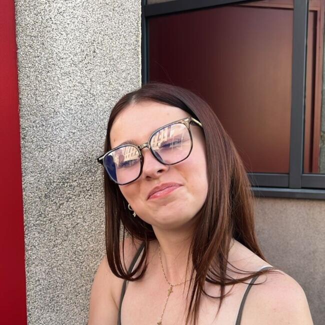 Babysitter in Sainte-Sabine-sur-Longève: Clara