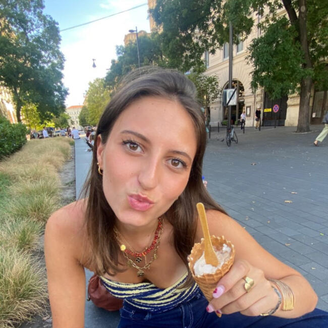 Babysitter in Angers: Shana