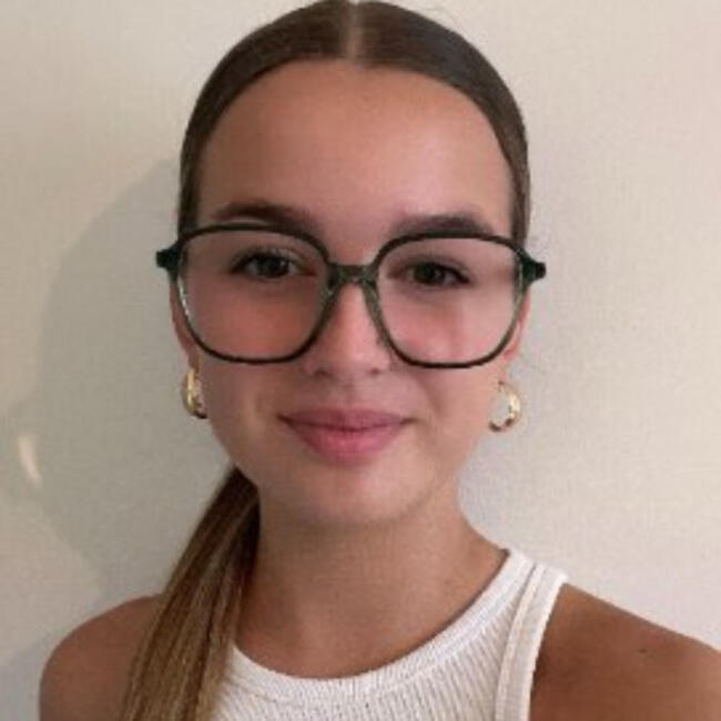 Babysitter in Angers: Lily