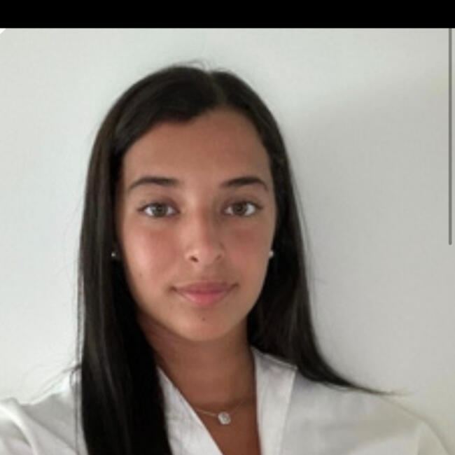 Babysitter in Saint-Genis-Pouilly: Shaima