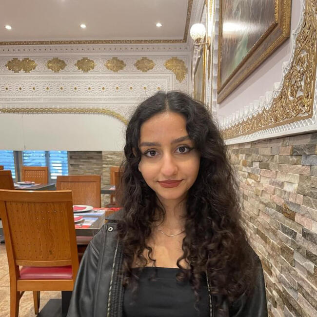 Babysitter in London: Atossa