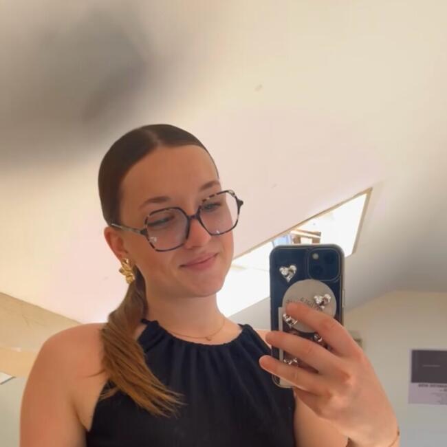 Babysitter in Saint-Étienne-sous-Bailleul: Zoé