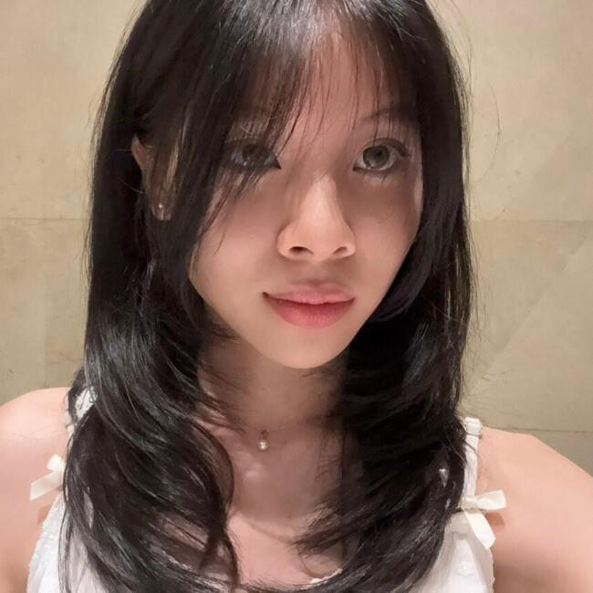 Babysitter in Singapore: Hayley