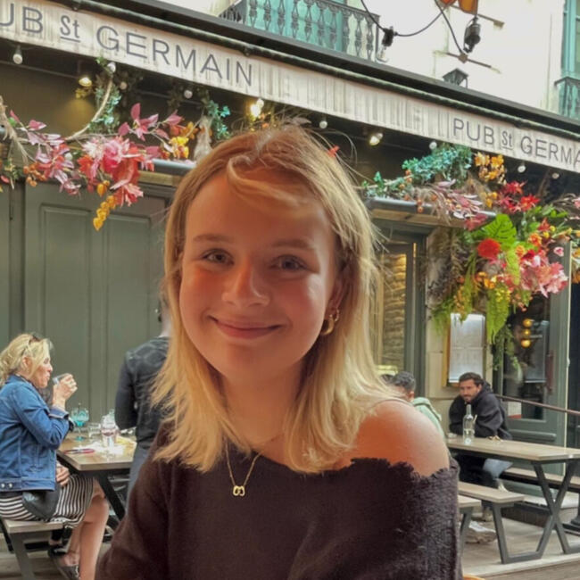 Babysitter in Boulogne-Billancourt: Julia