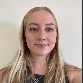 Babysitter in Red Beach: Emily