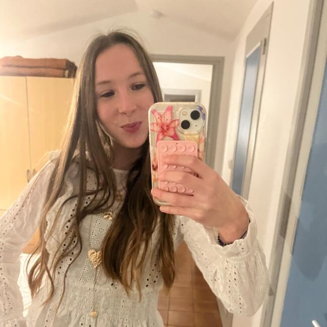 Babysitter in Saint-Sauveur-de-Pierrepont: Alyssa