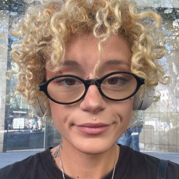 Babysitter in Paris: Hawa