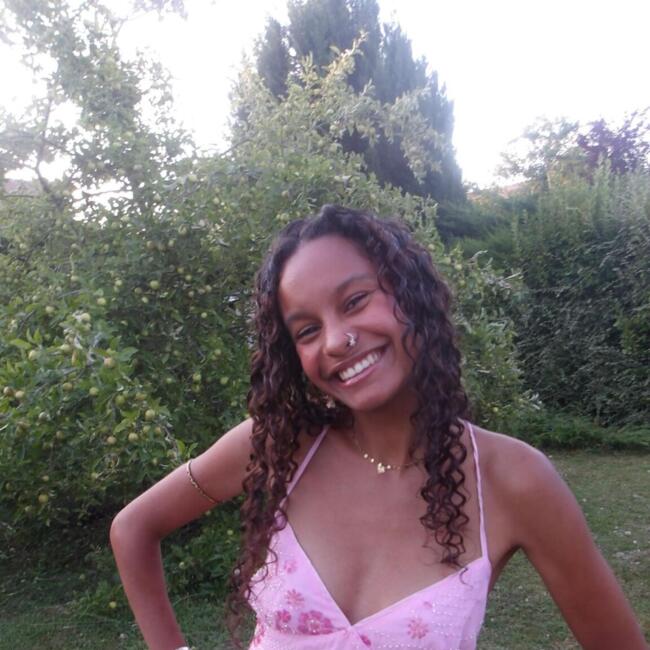 Babysitter in Condé-Sainte-Libiaire: Anna