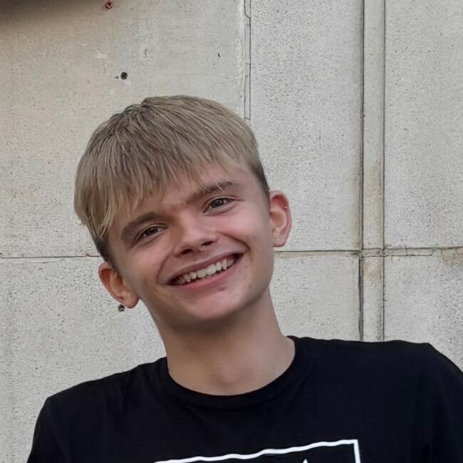 Babysitter in Weybridge: Eddie