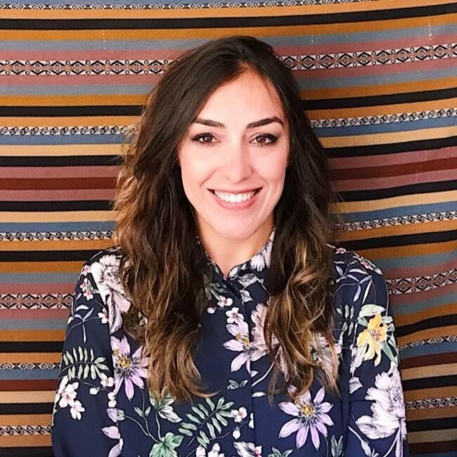 Emprego de babá em Brasília: Julia