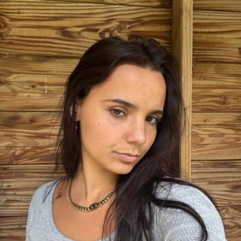 Babysitter in Poule-les-Écharmeaux: Elisa