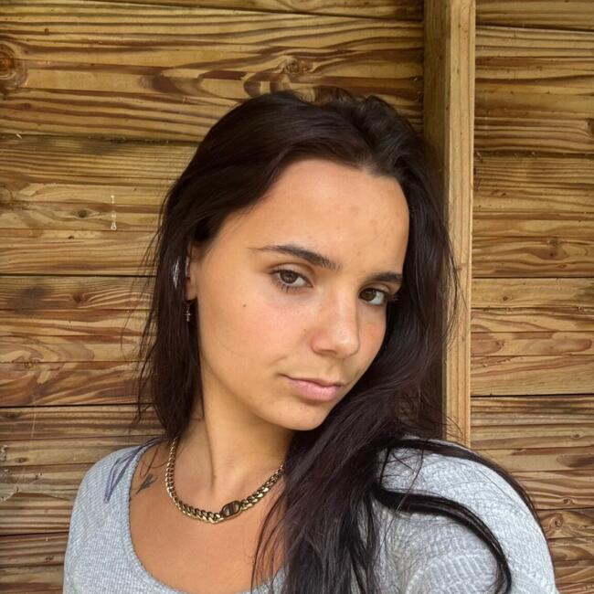 Babysitter in Poule-les-Écharmeaux: Elisa