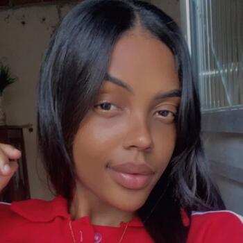 Babysitter Salvador: Naila