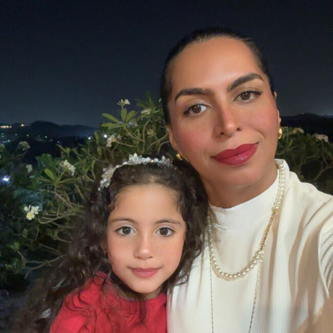 وظيفة جليسة أطفال في جدة: Abeer & Joji