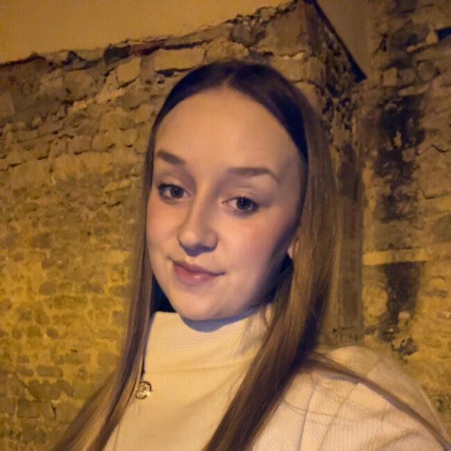 Babysitter in Bayeux: Lola