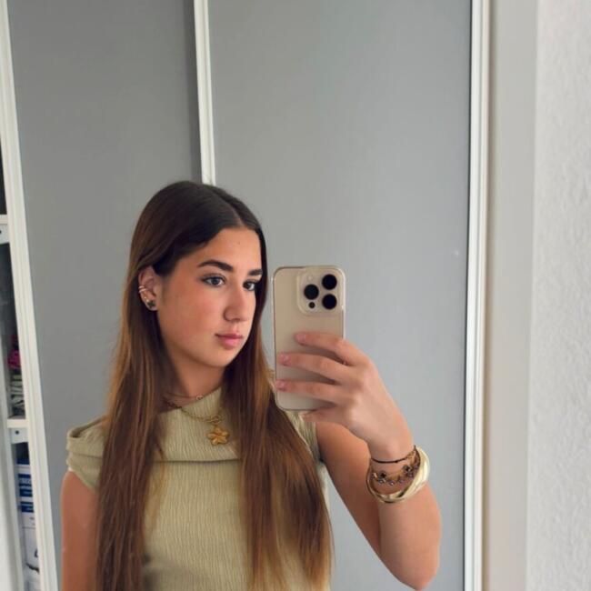 Babysitter in Saint-Féliu-d'Avall: Justine