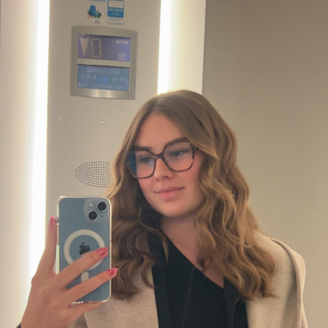 Babysitter in Pont-Audemer: Clemence