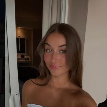 Babysitter in Saint-Yvoine: Lahna