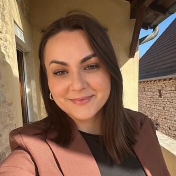 Babysitter in Sennecey-le-Grand: Julie
