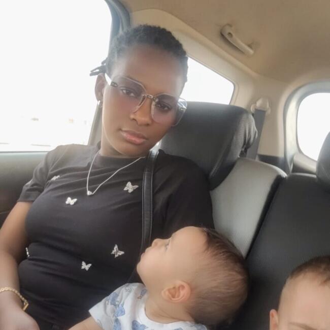 Babysitter in Al Wukayr: Brenda