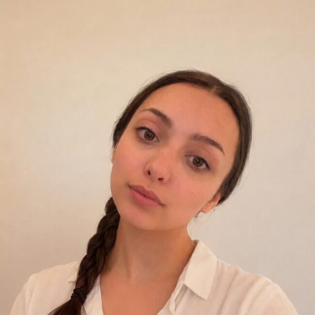 Babysitter in Paris: Jade
