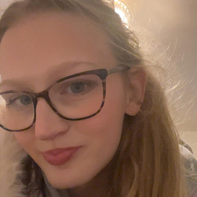 Babysitter in Sale: Abi