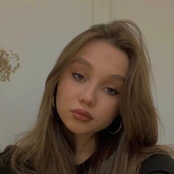 Baby-sitter in Saint-Jean de Terre-Neuve: Veronika