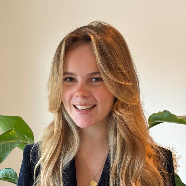 Babysitter in Paris: Lily