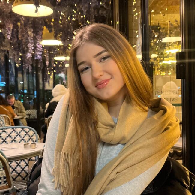 Babysitter in Montrouge: Adriana