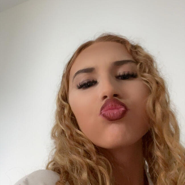 Babysitter in Neauphle-le-Château: Liana