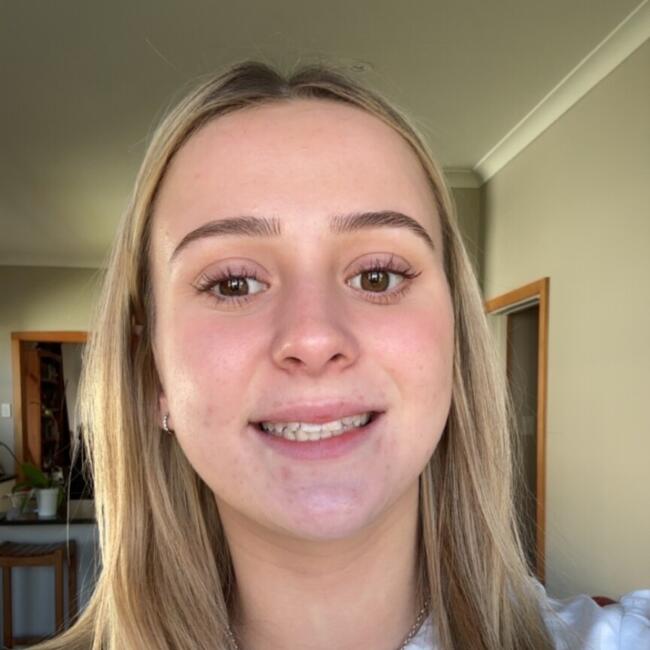 Babysitter in Dunedin: Hannah