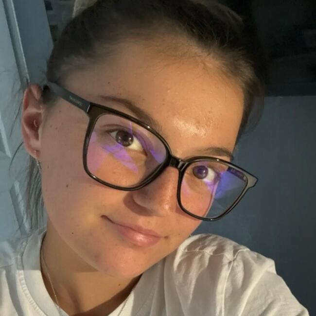 Babysitter in Saint-Célerin: Lysa